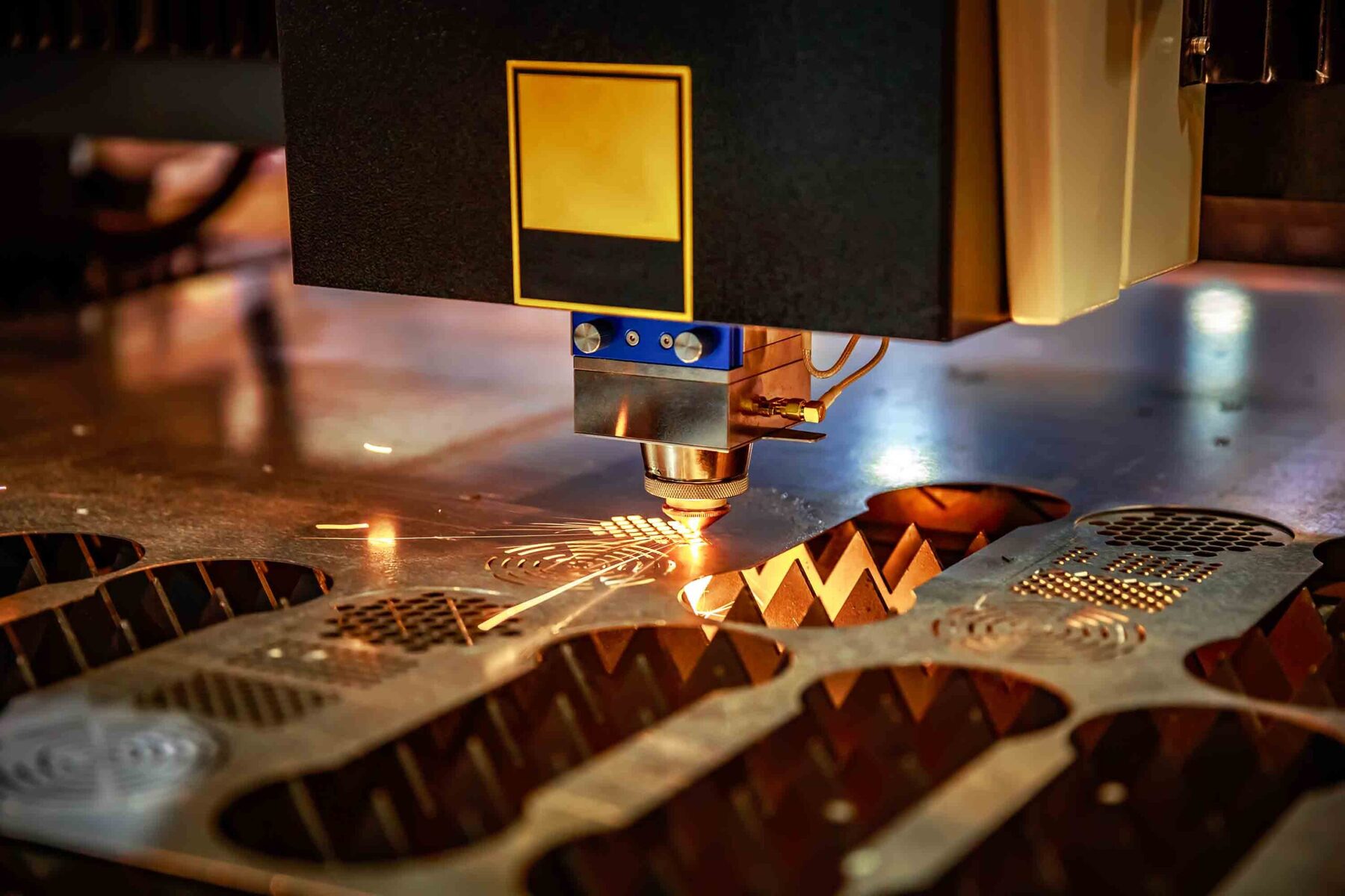 máquina cnc cortando piezas