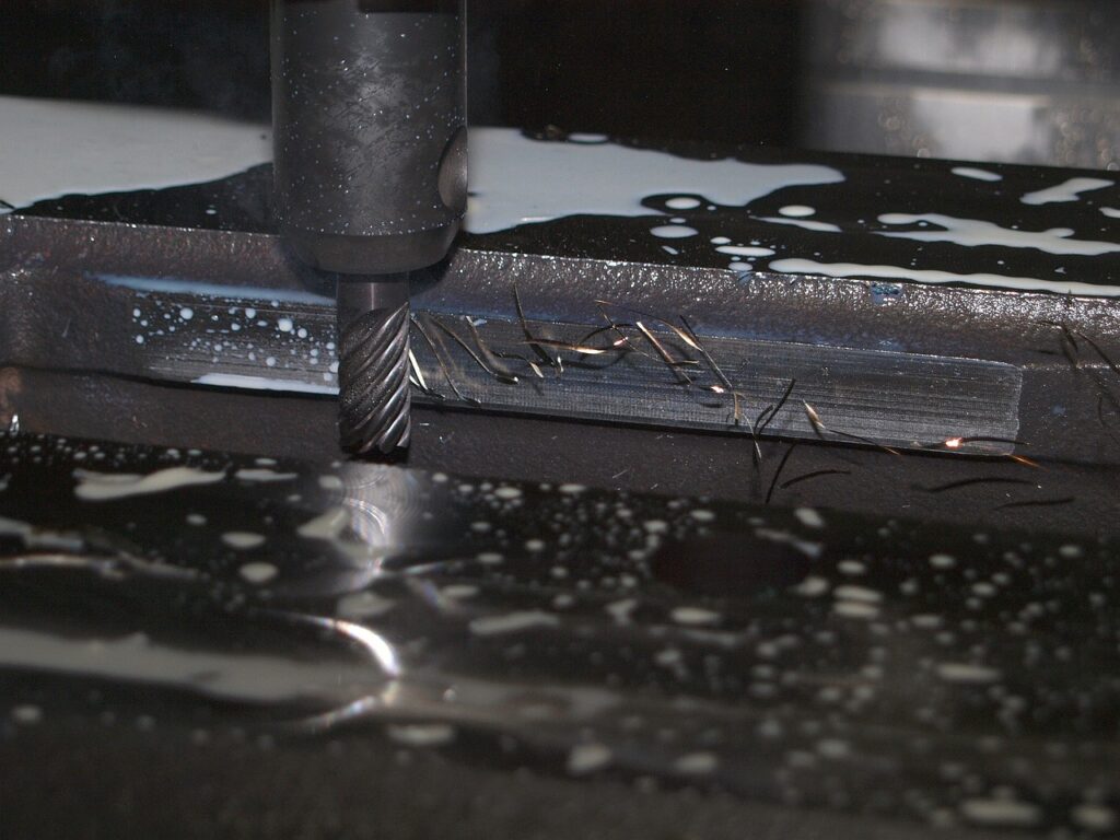 fresadora cnc cortando pieza de metal